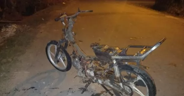 San Lorenzo: Apareció una moto incendiada en una cuneta 