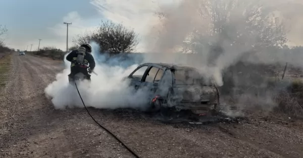 Se incendió un automóvil en un camino rural de Aldao
