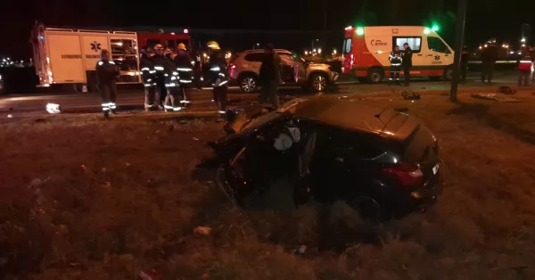 Puerto San Martín: Dos automóviles colisionaron esta madrugada en Ruta 18s