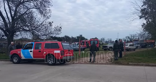 Se incendiaron dos autos en un taller mecánico de Puerto San Martín