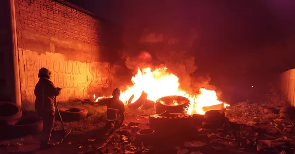 Bomberos debieron apagar un incendio de cubiertas en un baldío de San Lorenzo