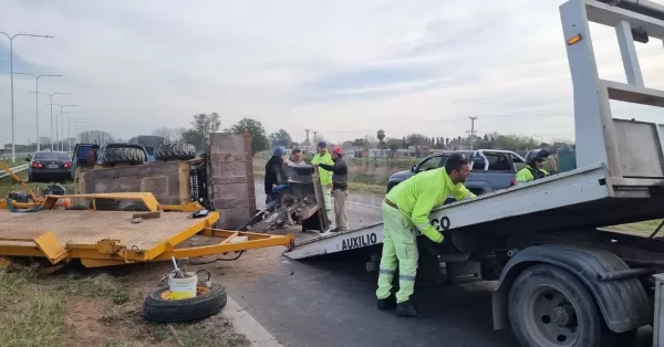 Una camioneta con un tráiler volcó en la autopista Rosario - Santa Fe a la altura de Baigorria