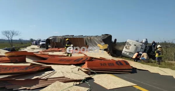 Impresionante Video de choque entre dos camiones en Corrientes