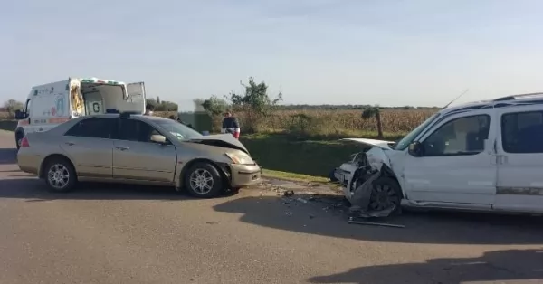 Un auto y una camioneta chocaron fuertemente en Timbúes 