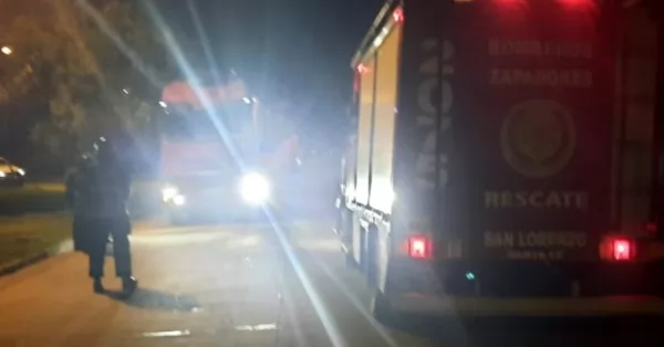 Camionero hizo una mala maniobra, tumbó una columna y quedó atrapado por los cables