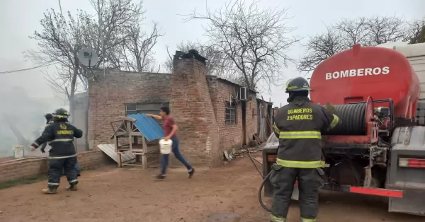 Se incendió una vivienda en la colectora de la Autopista a la altura de San Lorenzo