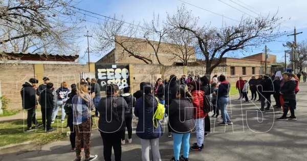 Puerto: padres se manifestaron tras salvaje golpiza a un alumno dentro de la Escuela 328