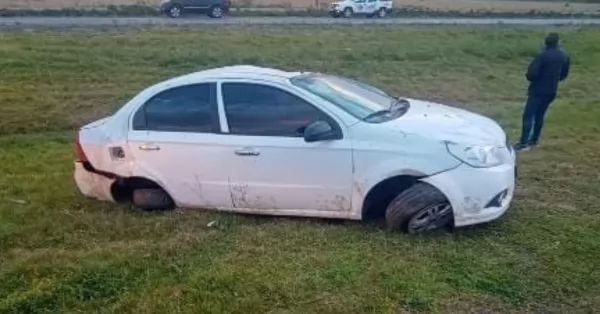 Se durmió en la Autopista a Córdoba y terminó con el auto volcado 