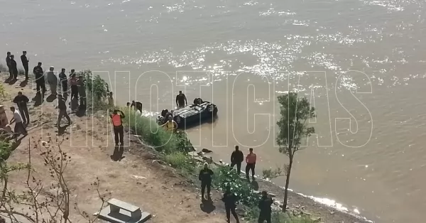 Hallaron el auto que cayó al Río en el paseo costanero de San Lorenzo