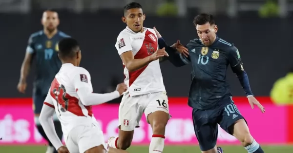 Argentina enfrenta a Perú desde las 23