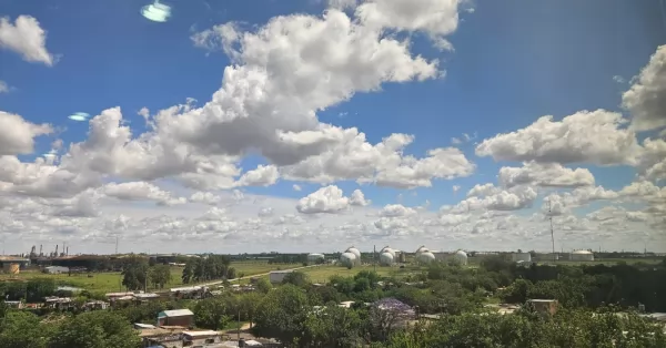 Día soleado con nubes que se asoman pero sin tormenta