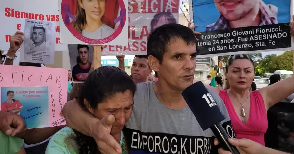 Sin avances en la causa, la familia de Brenda Sandoval reclamó justicia en la esquina de los bancos