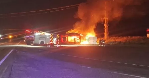 Voraz incendio destruyó un carrito de comidas rápidas en la noche del domingo