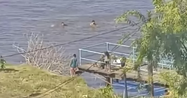 Imprudencia en el río: filmaron a dos personas bañándose en el Paraná