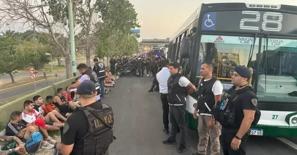 30 detenidos y tres personas heridas en una pelea entre facciones de la barra de River a la salida del Monumental