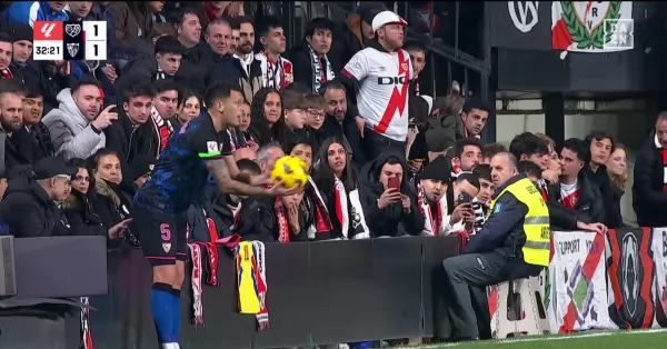 Un hincha le metió un dedo en la cola al futbolista Lucas Ocampos durante un partido de la Liga Española