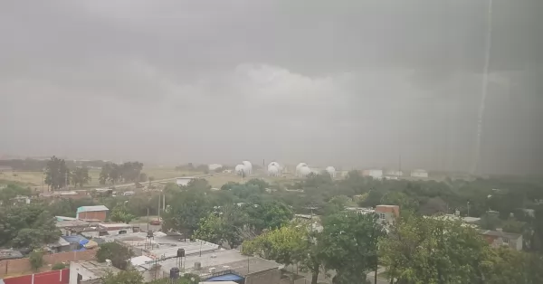 Se levantó viento y se aproxima un frente de tormenta al cordón industrial