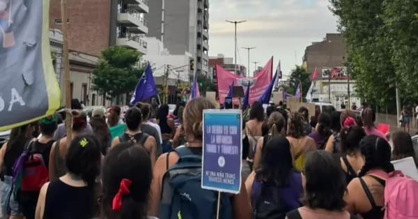 Cientos de mujeres se movilizaron en San Lorenzo en el marco del 8M 