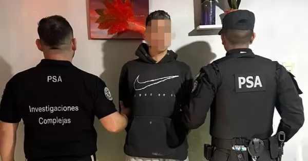 Quedó detenido por usar una credencial policial para no pagar su peaje 