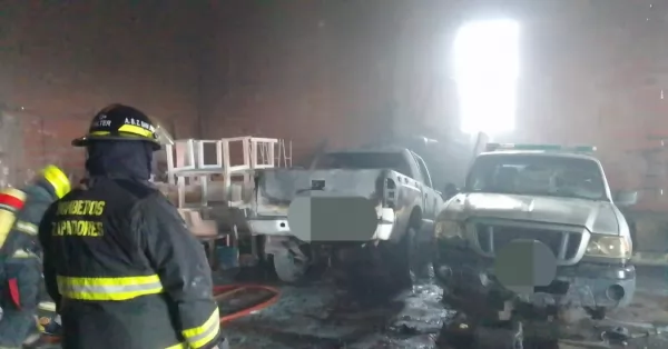 Se incendiaron dos camionetas dentro de un galpón comunal en Ricardone  