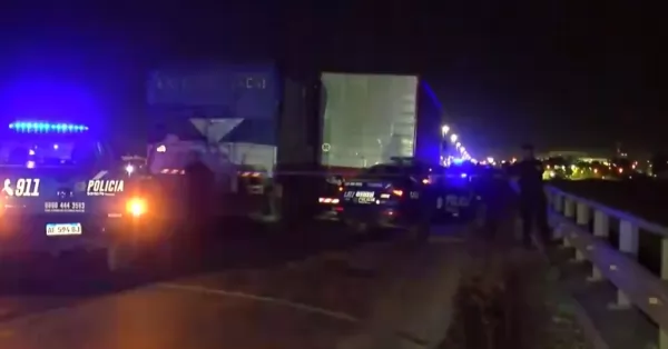 Dos camiones chocaron entre sí luego de un hecho de robo en el ingreso a Rosario por Circunvalación