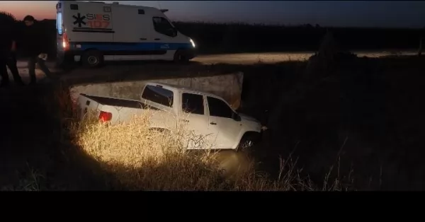 Una camioneta terminó en la cuneta de un camino rural de Ricardone