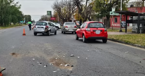 Beltrán: tres autos protagonizaron un choque en cadena sobre Avenida San Martín
