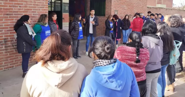 Realizaron un abrazo solidario a la Escuela N°548 de San Lorenzo ante los reiterados robos