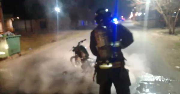 Una motocicleta se prendió fuego en San Lorenzo 