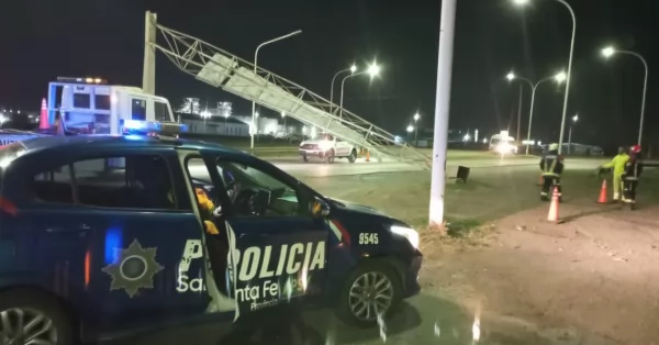 Un camión colisionó contra un cartel en la autopista Rosario-Santa Fe y se registran demoras en el tránsito 