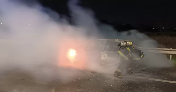 El auto que se incendió el sábado en la Autopista a la altura de Beltrán tenía pedido de secuestro