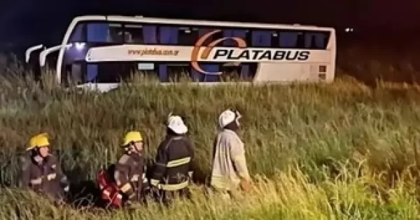 Accidente fatal en Ruta 2: un muerto y 14 heridos al despistar un colectivo