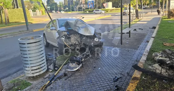 Chocó contra un poste de luz y el motor del auto salió despedido por el impacto 