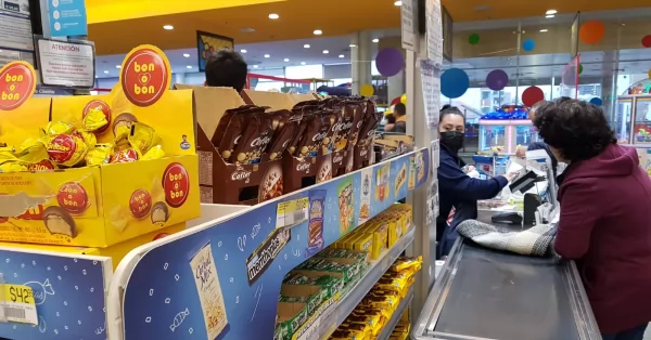 Buscan eliminar la oferta de comida chatarra en las líneas de caja de supermercados