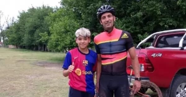 Lionel Scaloni visitó el circuito de Andino con su bicicleta y se sacó fotos con los vecinos