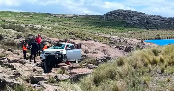 Accidente fatal en las Altas Cumbres: un hombre murió y tres personas resultaron heridas tras despistar y volcar