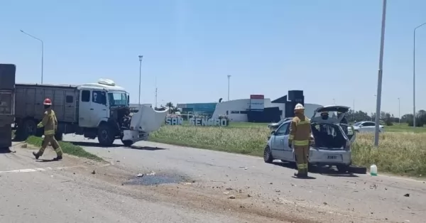 Fuerte choque entre un auto y un camión en San Genaro deja un menor herido