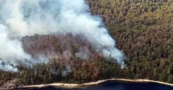 Un incendio en el Parque Nacional Nahuel Huapi mantiene en alerta a San Carlos de Bariloche