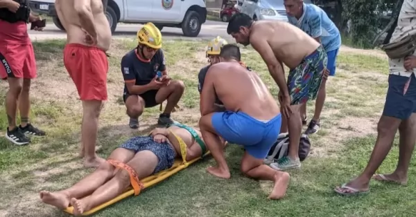 Un adolescente se golpeó la cabeza al tirarse a un río en Mina Clavero y fue internado de urgencia