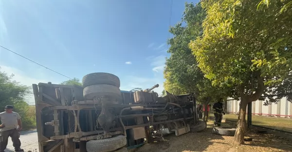 Volcó un camión, el conductor quedó atrapado y debió ser rescatado por Bomberos