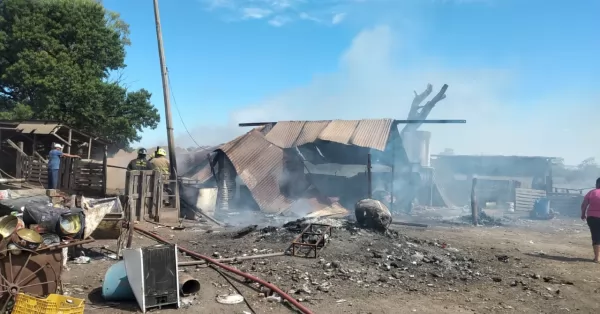 San Lorenzo: Se prendió fuego un galpón a metros de la autopista Rosario - Santa Fe 