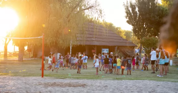 La Colonia de Verano de Timbúes realizó campamento con fogón y actividades para los niños