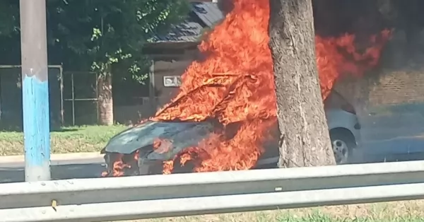 Se prendió fuego un auto sobre la Ruta 11 en Granadero Baigorria