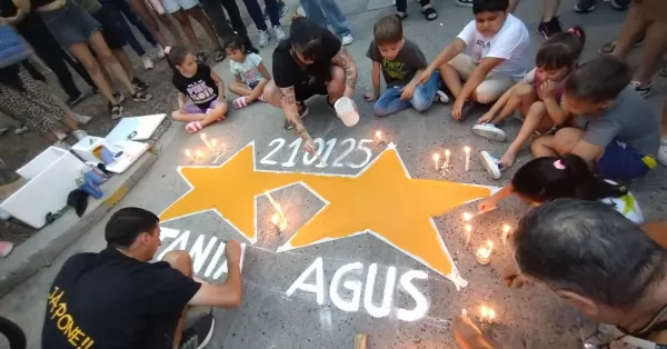 Rosario reclamó justicia por Tania y Agustina, y pintaron estrellas amarillas