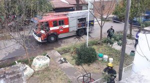 Se incendió una vivienda en Baigorria y los vecinos ayudaron a extinguir el fuego