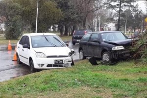 Beltrán: dos autos terminaron subidos en la vereda tras colisionar en Ruta 11