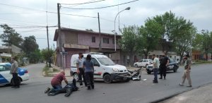 Fray Luis Beltrán: Acccidente entre una moto y una camioneta de tránsito municipal