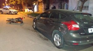 Puerto San Martín: Colisionó con su motocicleta un auto estacionado
