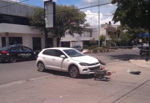 Grave accidente entre una moto y un auto en el centro de San Lorenzo