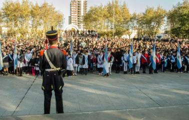 Más de mil alumnos prometieron lealtad a la bandera 